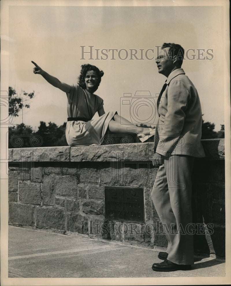 Load image into Gallery viewer, 1947 Press Photo Mr &amp; Mrs.Richard Spooner of Mich.at Thousand Island Intl Bridge
