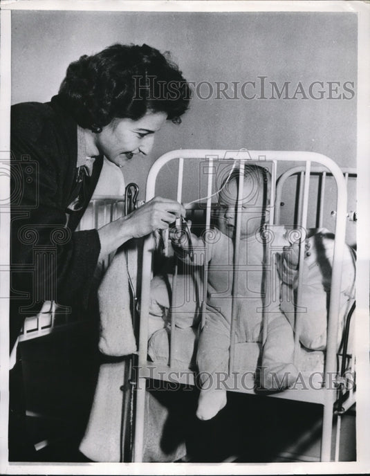 1956 Press Photo Mrs America Cleo Maletis with child at Copenhagen kindergarten