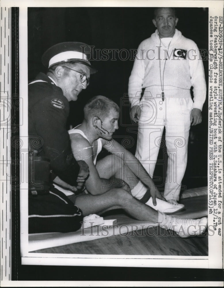 1956 Press Photo Melbourne Australia M W Roderick of the US is attended for a- Historic Images