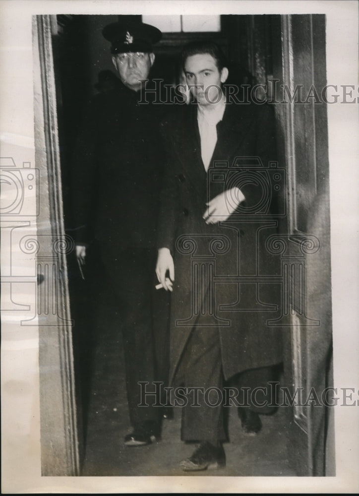 1939 Press Photo Owen McNeil in Custody after trying to Holdup Dominion Bank