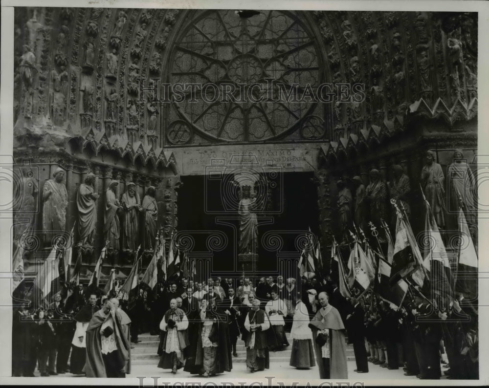 1938 Press Photo Rheims France, Monsignor Valerio Valeri(ctr with hat) restored