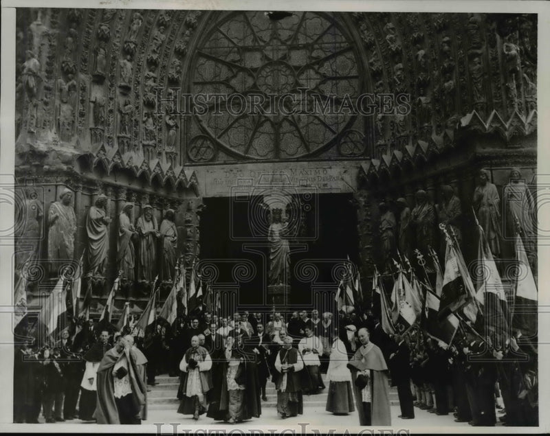 Load image into Gallery viewer, 1938 Press Photo Rheims France, Monsignor Valerio Valeri(ctr with hat) restored

