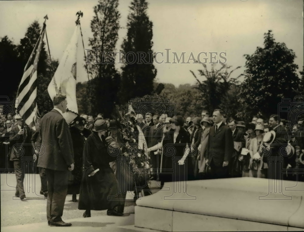 1923 Press Photo World War Veterans Philadelphia place wreath at tomb of