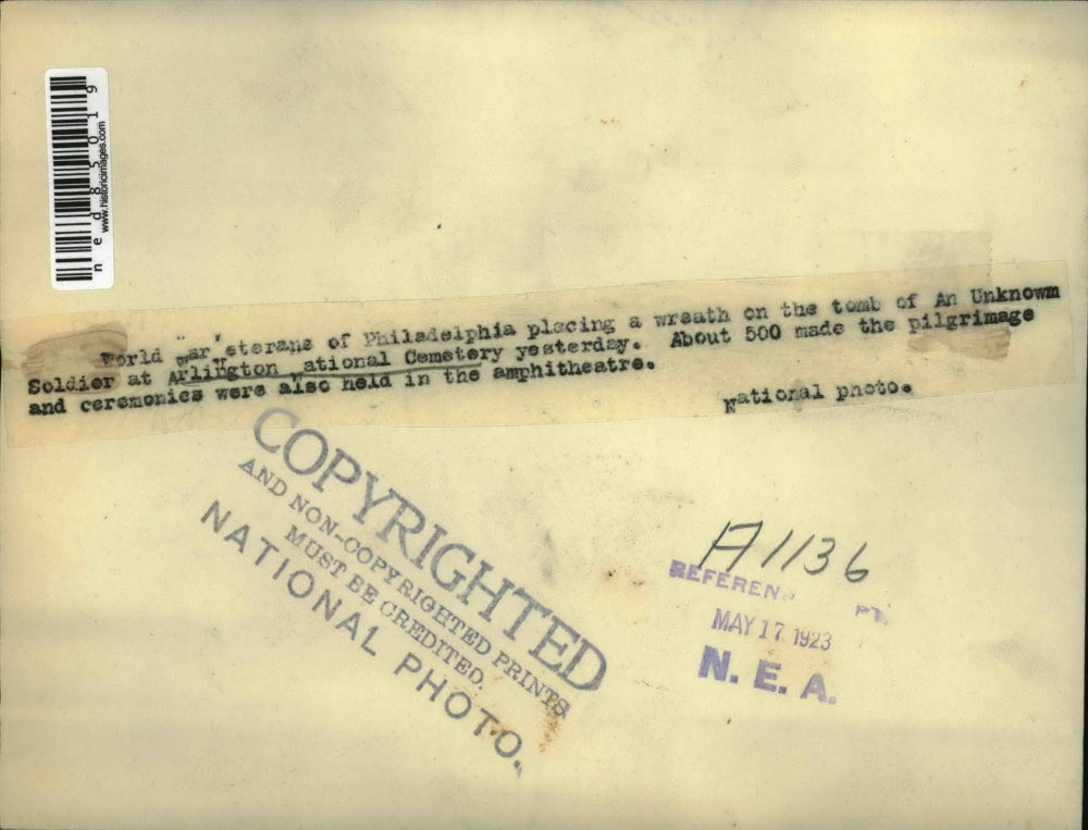 1923 Press Photo World War Veterans Philadelphia place wreath at tomb of