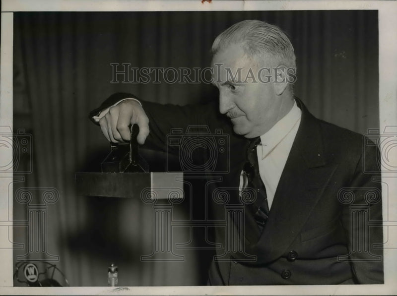 Load image into Gallery viewer, 1937 Press Photo Dr. Phillips Thomas Demonstrating High Powered Magnet Developed
