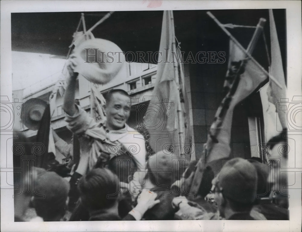 1945 Press Photo Yshid Shica Cheered by Communist Followers following Release