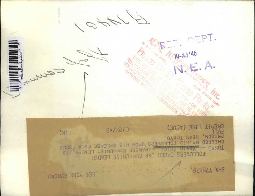 1945 Press Photo Yshid Shica Cheered by Communist Followers following Release