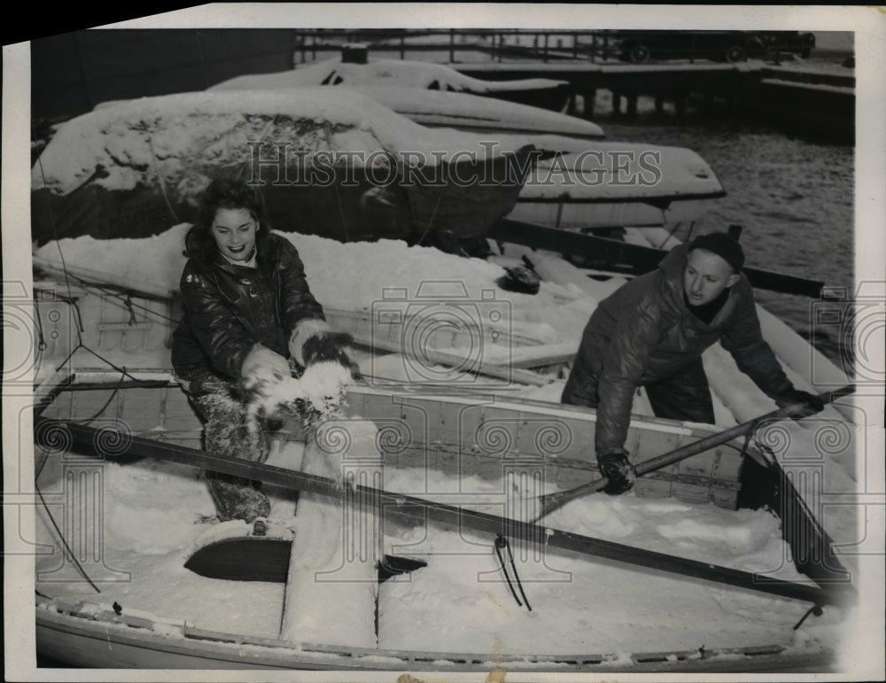 1947 Press Photo Bill Uhle & Wife Michael Shovel Snow from Dingy Boat, Chicago