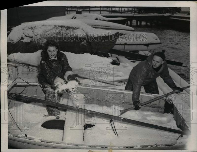 Load image into Gallery viewer, 1947 Press Photo Bill Uhle &amp; Wife Michael Shovel Snow from Dingy Boat, Chicago

