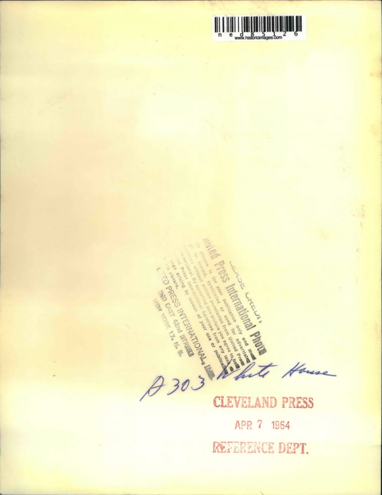 1964 Press Photo Washington Dc a workman lowers the flag atop the White House