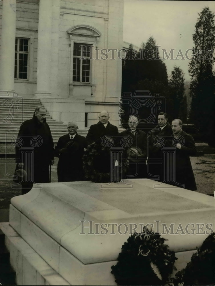 Load image into Gallery viewer, 1922 Press Photo Department Officers at a Tomb of a Soldier
