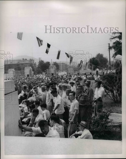 1953 Press Photo Group Of People