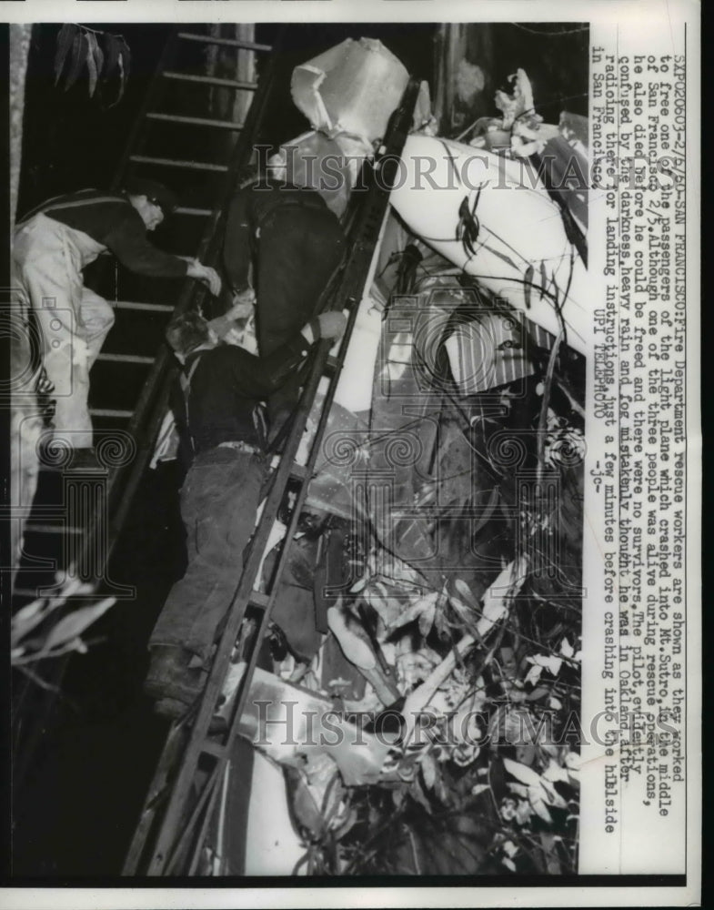 1950 Press Photo Fire Department Rescue Workers Try To Free A Passenger