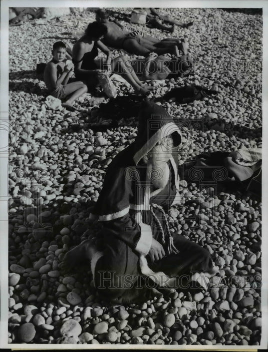 1961 Press Photo Santa Claus brief period in the relaxing sun of the French