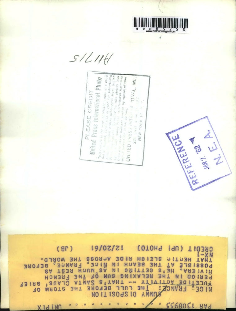 1961 Press Photo Santa Claus brief period in the relaxing sun of the French