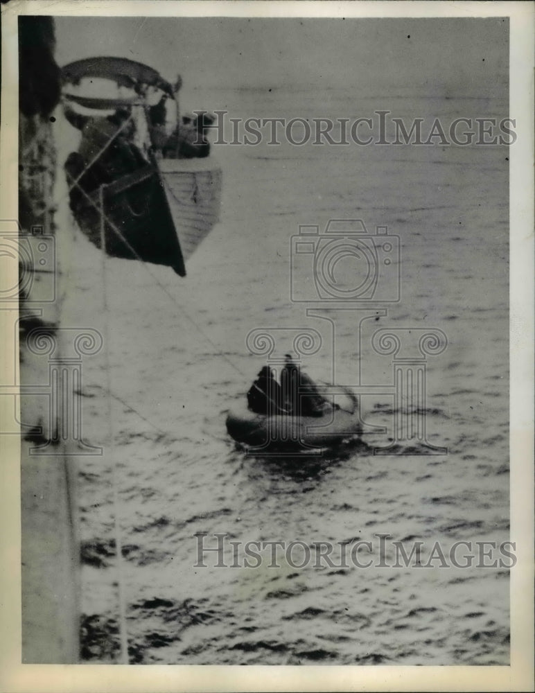 1941 Press Photo The three Germans in a rubber boat ready to help crew aboard