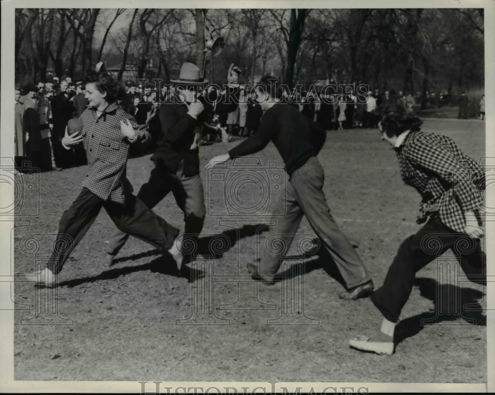1939 Press Photo The Northwester coeds play a ball game
