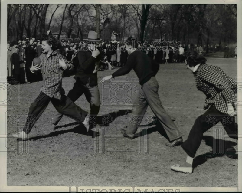 Load image into Gallery viewer, 1939 Press Photo The Northwester coeds play a ball game
