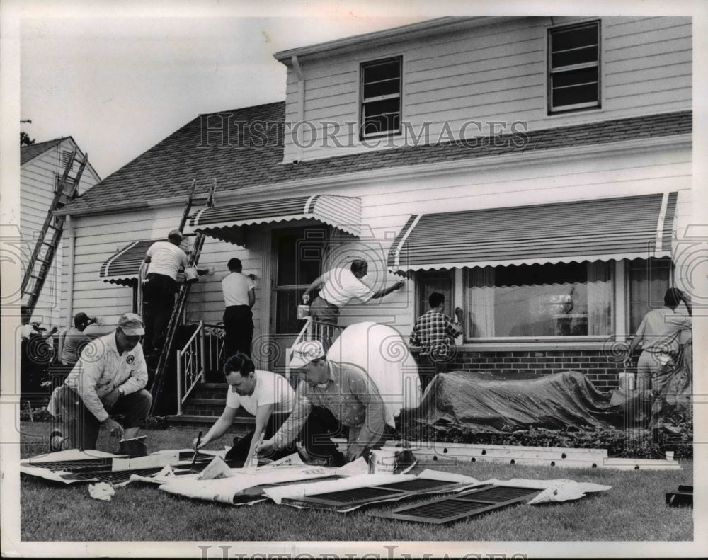 Press Photo Volunteer House Painting at Mrs John Apanites Home Willowick