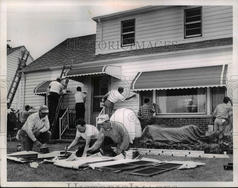Load image into Gallery viewer, Press Photo Volunteer House Painting at Mrs John Apanites Home Willowick
