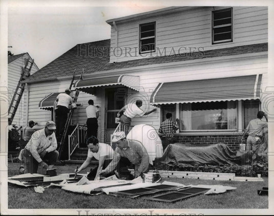 Press Photo Volunteer House Painting at Mrs John Apanites Home Willowick