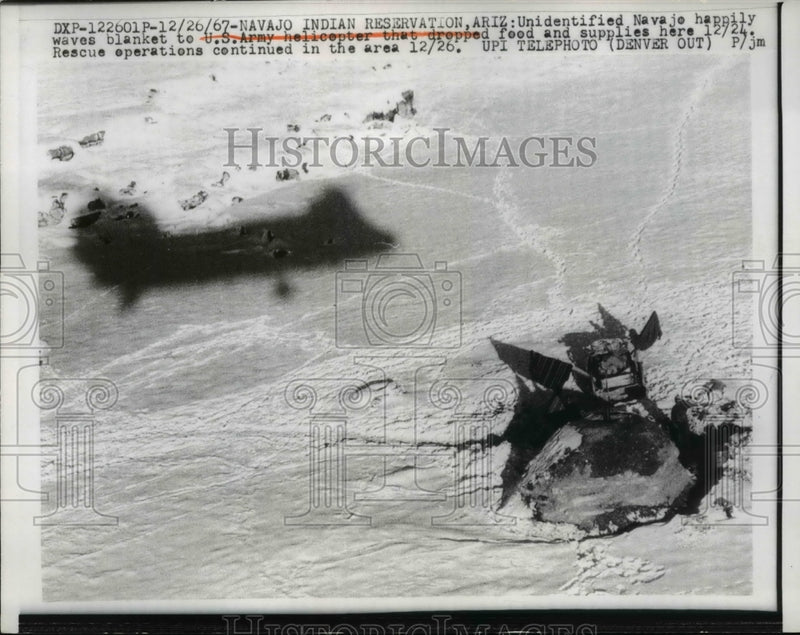 Load image into Gallery viewer, 1967 Press Photo Navajo happily waves to US Army that dropped food and supplies
