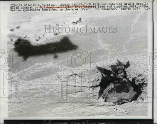 1967 Press Photo Navajo happily waves to US Army that dropped food and supplies