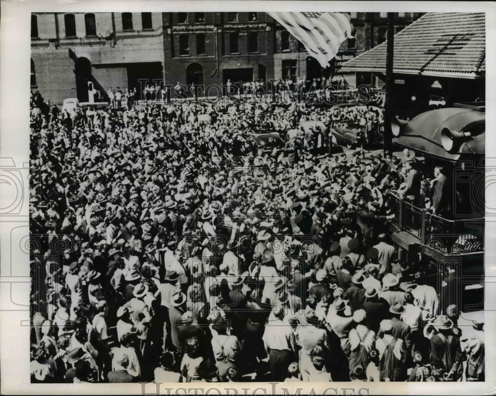 1944 Press Photo The crowd at Railroad station to welcome Gov. Thomas E. Dewey