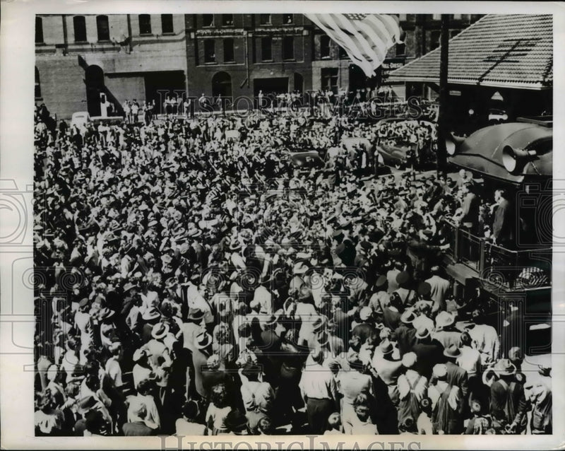 Load image into Gallery viewer, 1944 Press Photo The crowd at Railroad station to welcome Gov. Thomas E. Dewey
