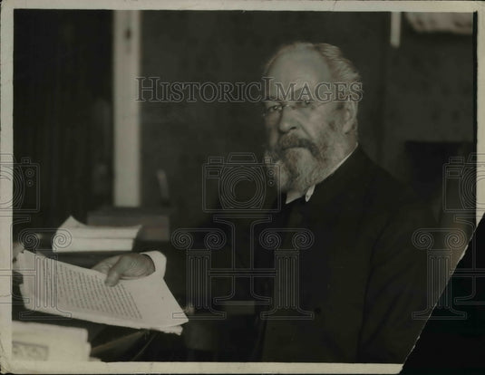 1918 Press Photo Charles H Parkhurst Reading Notes- Historic Images