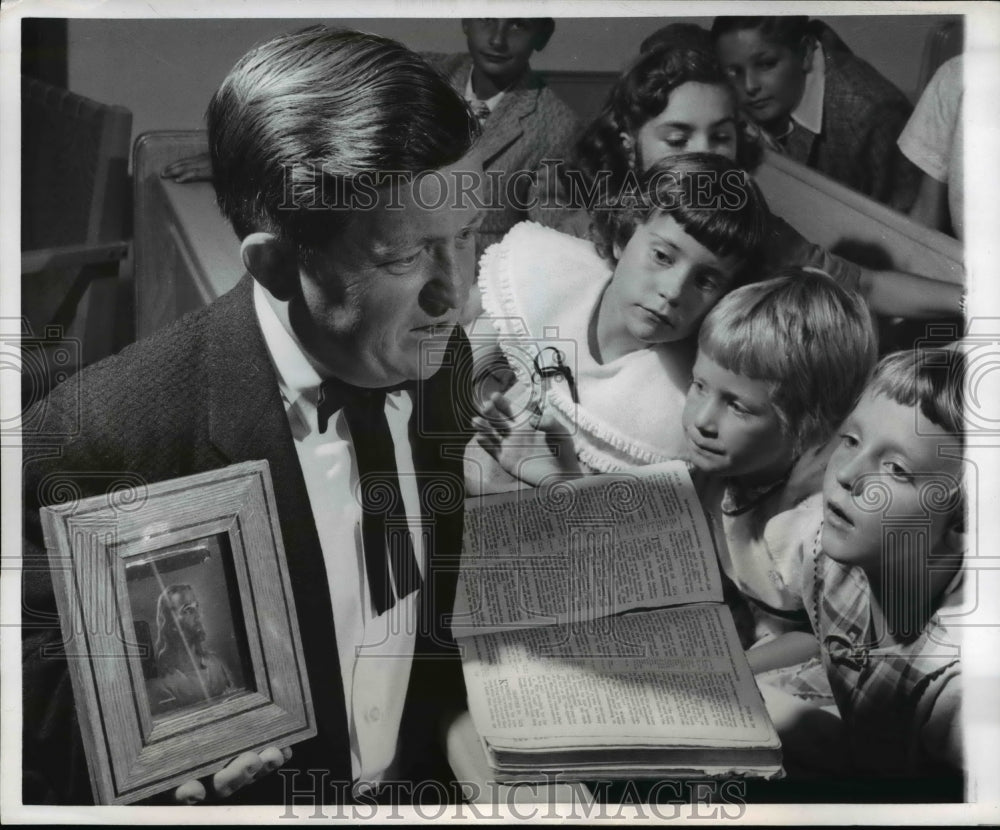 1959 Press Photo White Magically Produces a Picture of Christ