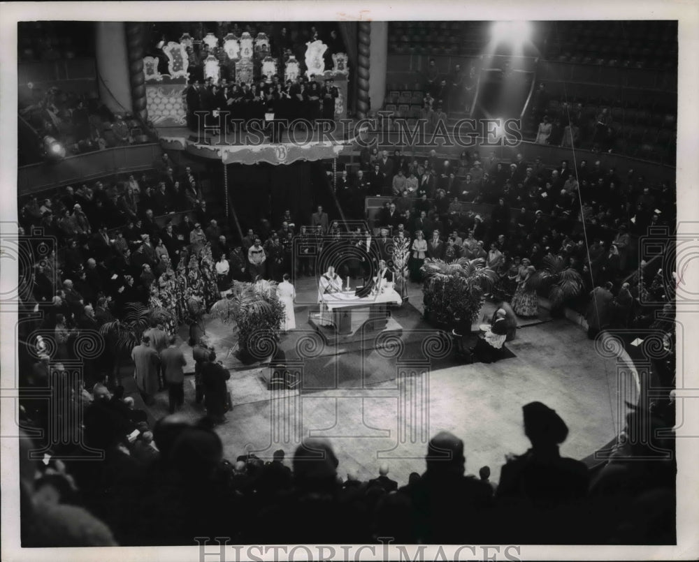 1952 Press Photo Auxiliary Bishop of Paris Conducts a Novel Mass