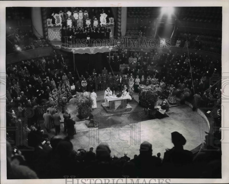 Load image into Gallery viewer, 1952 Press Photo Auxiliary Bishop of Paris Conducts a Novel Mass
