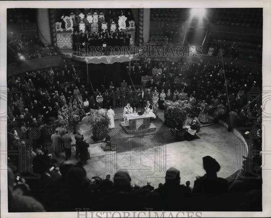 1952 Press Photo Auxiliary Bishop of Paris Conducts a Novel Mass