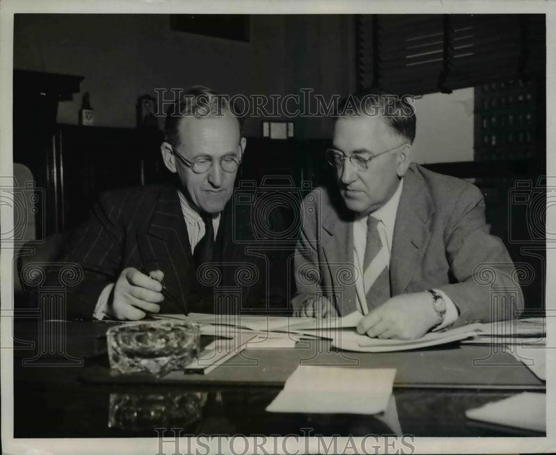 Load image into Gallery viewer, 1946 Press Photo J.E. O'Breen, James Gordon &amp; Co. and R.R. Donaldson,Hagan Corp.
