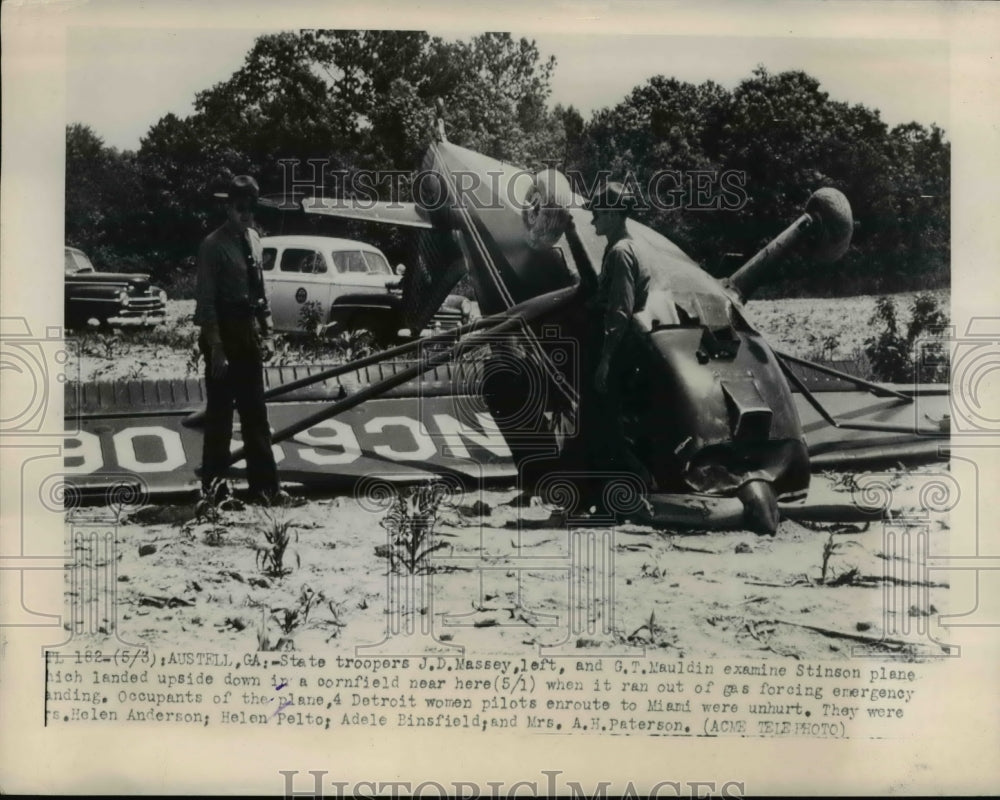 1948 Press Photo State troopers J.D. Massey and G.T. Mauldin, examine Stinson