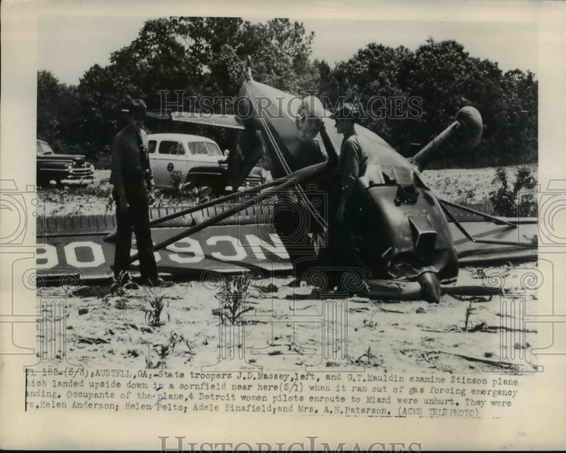 Load image into Gallery viewer, 1948 Press Photo State troopers J.D. Massey and G.T. Mauldin, examine Stinson
