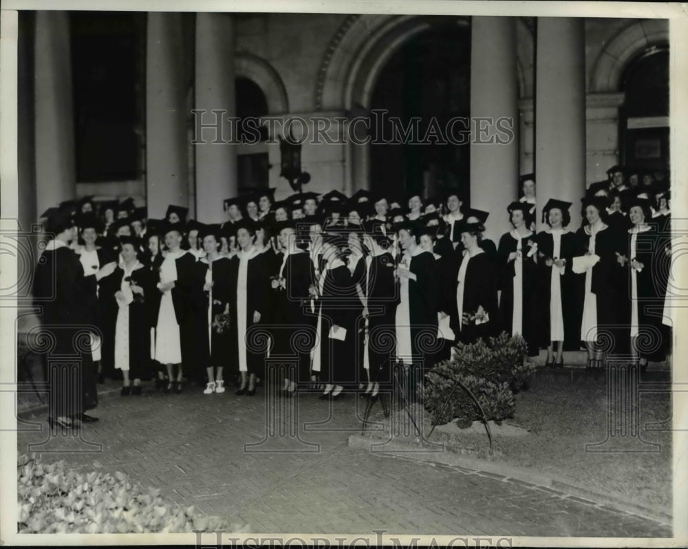 1937 Press Photo Bernard College senior class in front of Barnard Hall