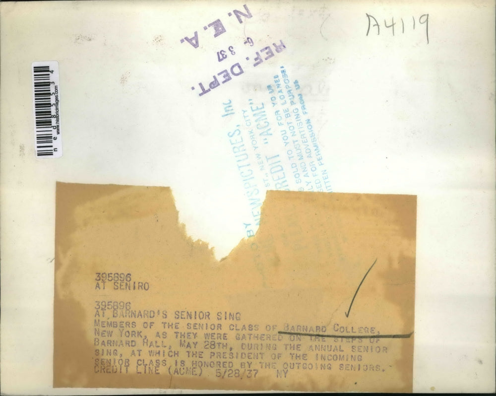 1937 Press Photo Bernard College senior class in front of Barnard Hall