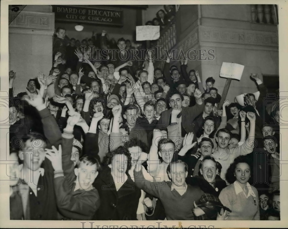 1944 Press Photo Students Parker HS protest on disqualification basketball team