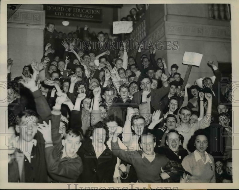 Load image into Gallery viewer, 1944 Press Photo Students Parker HS protest on disqualification basketball team
