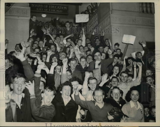 1944 Press Photo Students Parker HS protest on disqualification basketball team