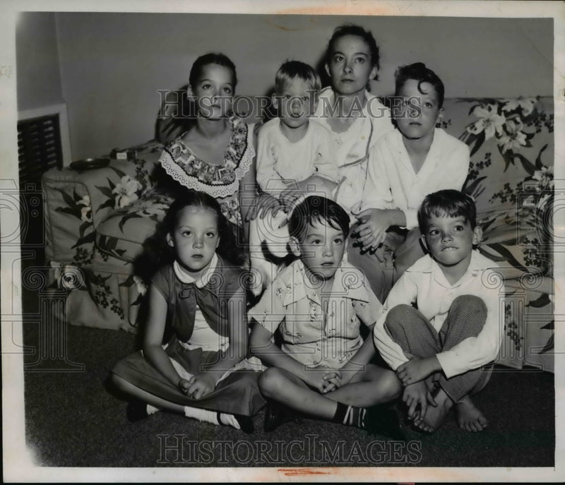 Load image into Gallery viewer, 1955 Press Photo Mrs. Curtis Thomas and her children threatened with eviction
