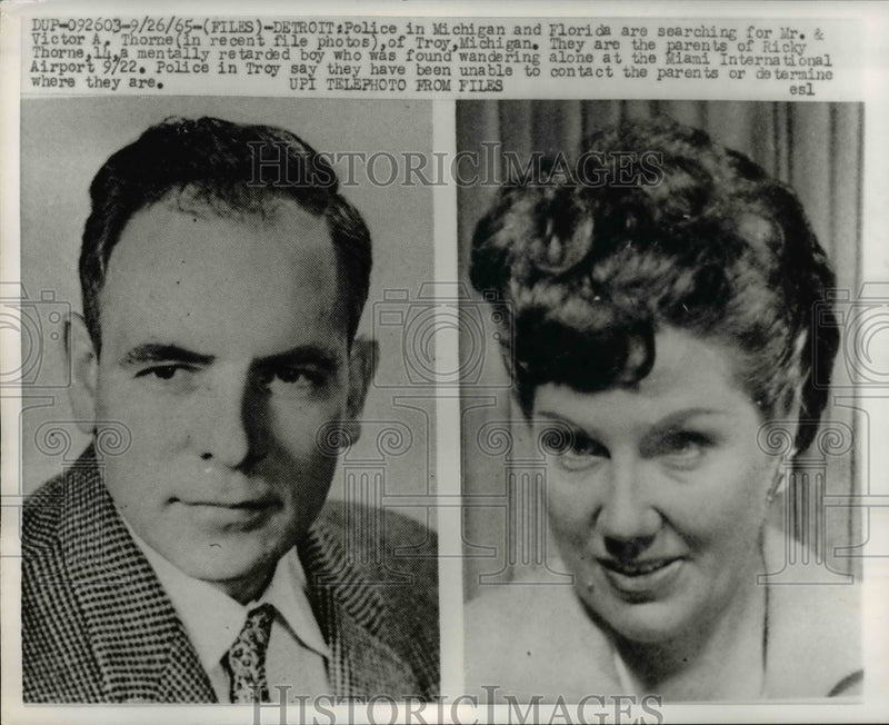 Load image into Gallery viewer, 1965 Press Photo Mr.&amp; Mrs. Victor Thorne,parents of a wandering boy in airport
