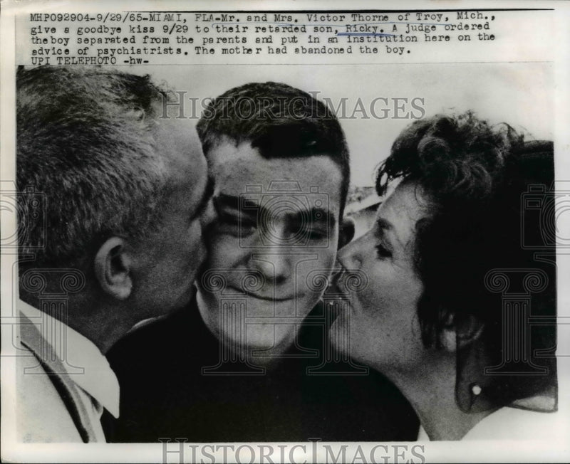 Load image into Gallery viewer, 1965 Press Photo Mr. &amp; Mrs. Victor Thorne with their mentally retarded son Ricky
