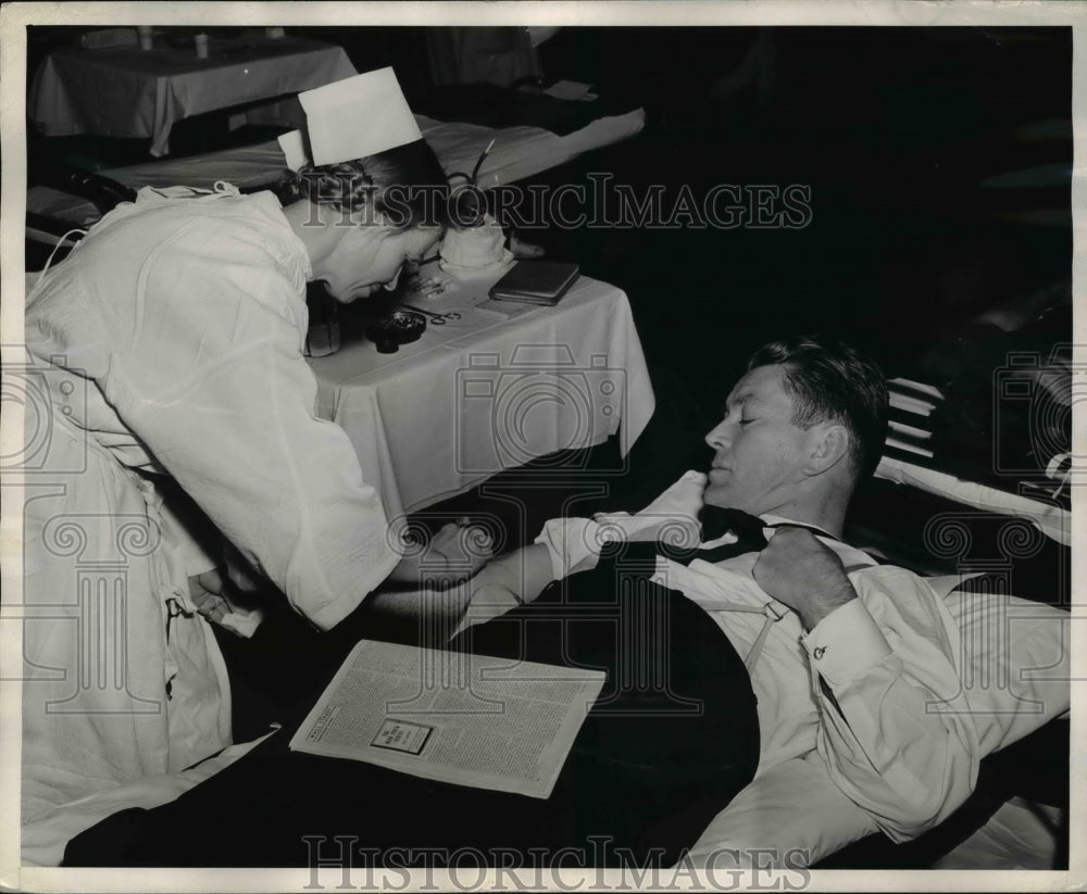 1943 Press Photo Commander Tunney of U.S.N donating blood to Red Cross