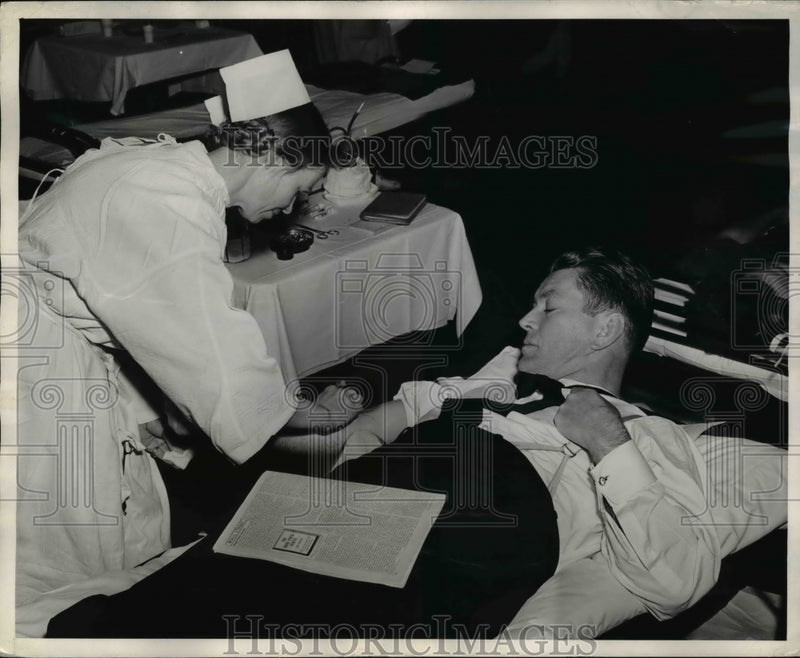 Load image into Gallery viewer, 1943 Press Photo Commander Tunney of U.S.N donating blood to Red Cross
