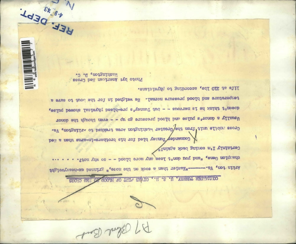 1943 Press Photo Commander Tunney of U.S.N donating blood to Red Cross