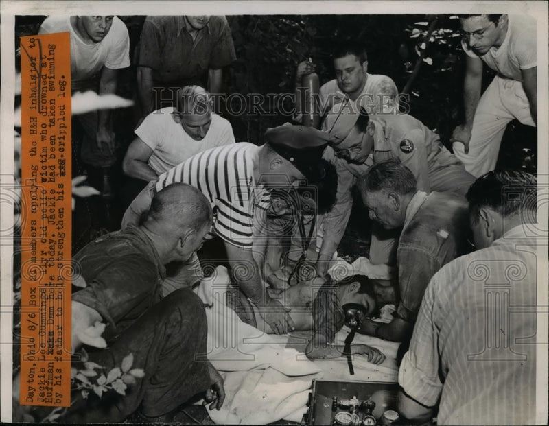 Load image into Gallery viewer, 1947 Press Photo H&amp;H Inhaler being applied to Police victim who Drowned
