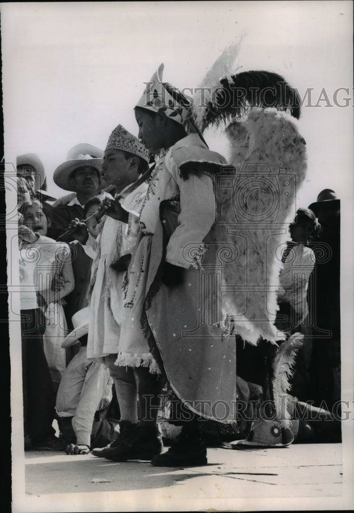 1956 Press Photo Indian Pilgrims arrives at the Basilica of the Virgin of Guadal- Historic Images